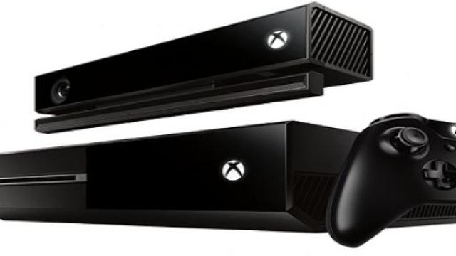 La console affiancata dalla periferica Kinect