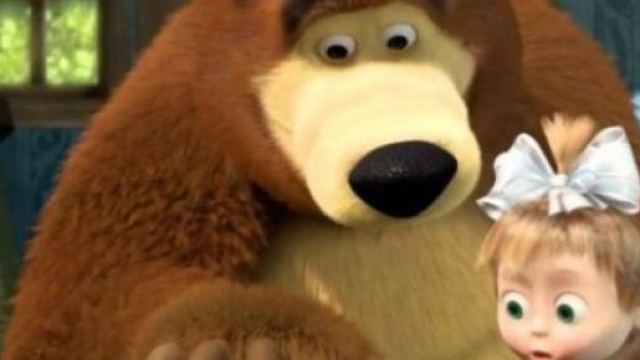 Masha e Orso intenti a suonare