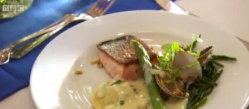 Salmon mousse raviolo with salmon and asparagus