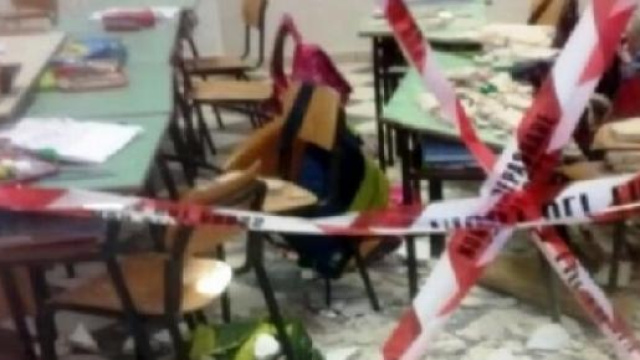 I danni del crollo della scuola di Ostuni. 