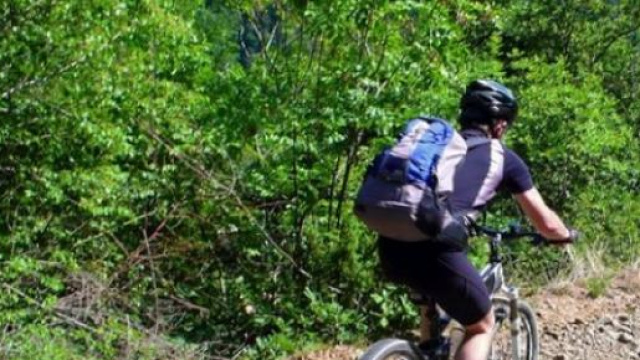 Un bikers in azione su un sentiero sterrato.