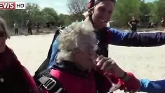 Festeggia 100 anni lanciandosi con il paracadute