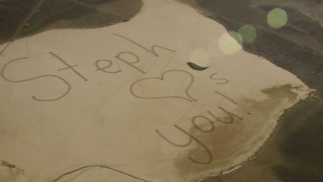 Non &egrave; un crop circle ma un messaggio per il pap&agrave;.