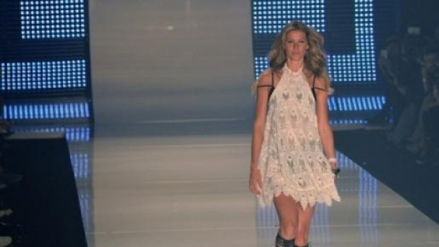 Gisele Bundchen sfila per l'ultima volta