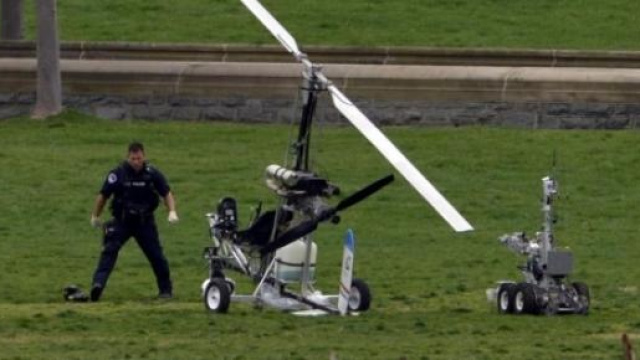 Un autogiro sul giardino del Campidoglio