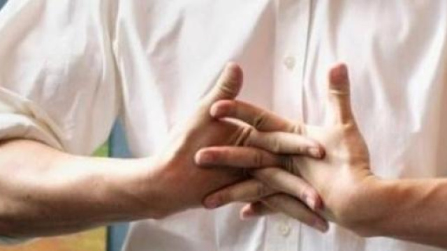 Gesto di scrocchiarsi le dita