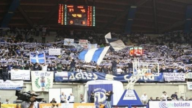 Il tifo di Cant&ugrave; al Paladesio