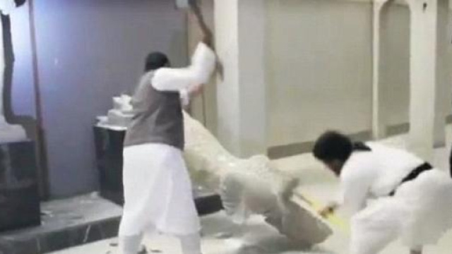 Stanno distruggendo copie in gesso