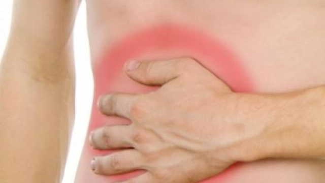 Uomo si tocca lo stomaco.