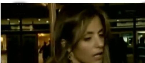 Ana Alianelli, haciendo declaraciones en Ezeiza