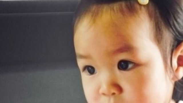 La bambina thailandese ibernata a 2 anni.