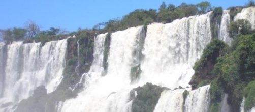 Un salto de las cataratas del Iguaz&uacute;
