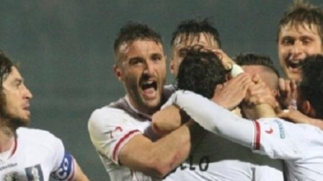 L'esultanza del Carpi dopo il gol di Pasciuti