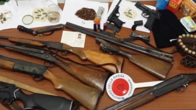 Le armi trovate nel magazzino degli arrestati