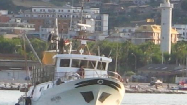 Peschereccio durante la navigazione