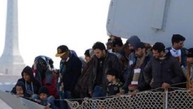 La Guardia costiera presta soccorso ai migranti