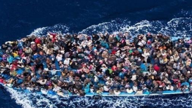 migliaia migranti su un gommone 