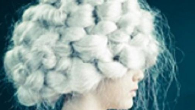 Taglio ad effetto gomitolo e biondo platino