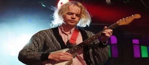 Connan aislado del mundo en su esfera musical