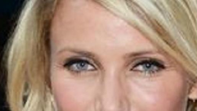 Bob corto, scalato, biondo e con ciuffo sfilato