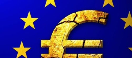 symbol of the EU with cracks