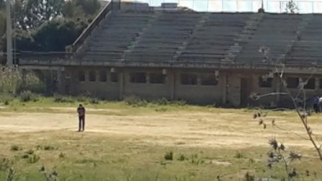 Giovani immigrati che giocano a Cricket