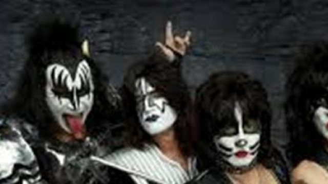 I Kiss nei loro classici costumi da scena