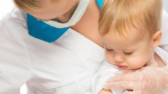 Infermiera vaccina un bambino.