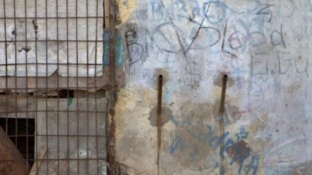 L'immagine di un immigrato a Lampedusa