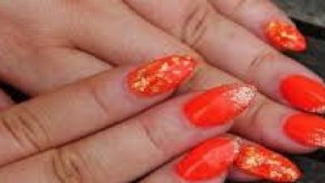 Nuove nail art, tonalit&agrave; estate 2015