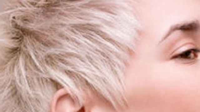 Taglio corto con ciocche effetto spettinato