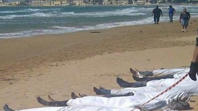 I corpi di migranti recuperati dopo un naufragio.
