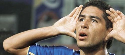 Rom&aacute;n haciendo el topo gigio al palco presidencial