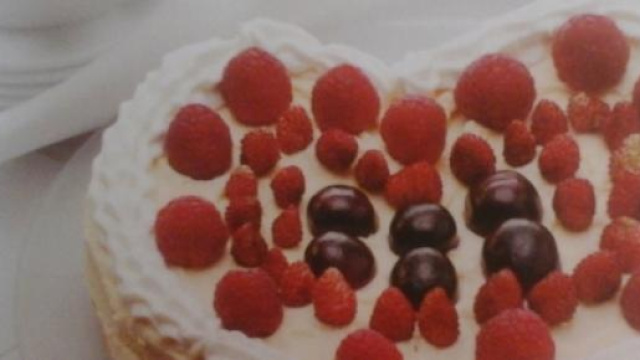 Torta cuore di mamma con crema chantilly.