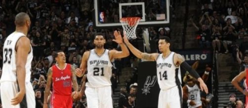 Diaw, Duncan y Green contentos por el 2-1. 