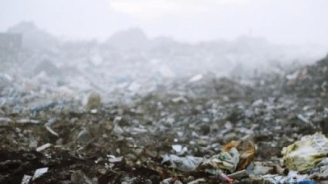 Le montagne d'immondizia che sommergono l'isola.
