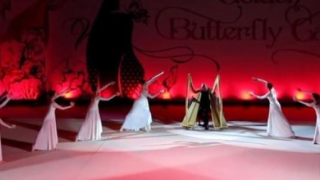 L'arpista Vincenzo Zitello con le 'farfalle'