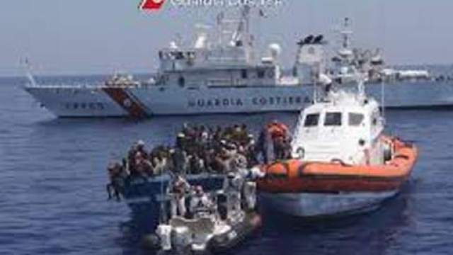 Salvataggio di un barcone di migranti