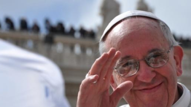 Papa Francesco saluta fedeli