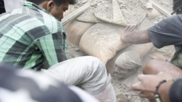 Terremoto Nepal: superstite estratto dalle macerie