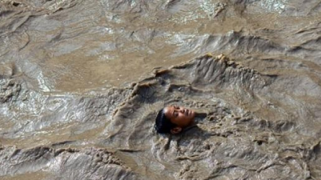 Un bambino nelle acque in Nepal
