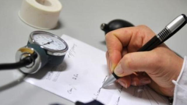 Un medico di base che prescrive 