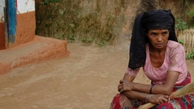 Una donna lavora la terra in Nepal