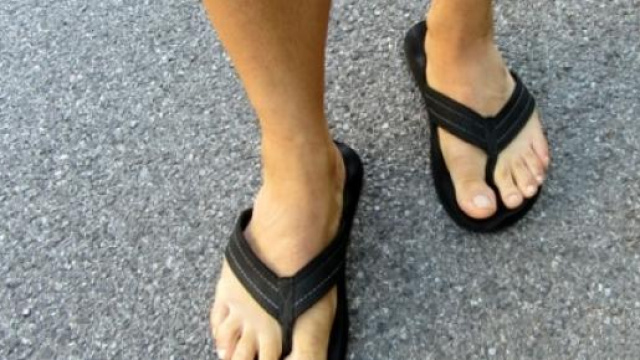 Uomo passeggia con infradito