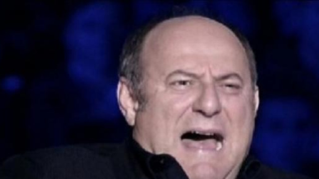  Gerry Scotti nella bufera: piovono accuse sul web