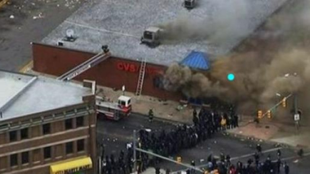 Imperversa la guerriglia a Baltimora.