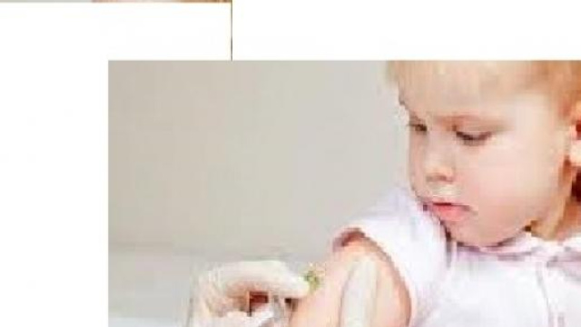 Bambina vaccinata da un infermiera 