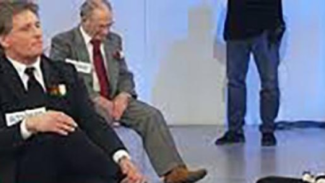 Gem e George in studio durante la registrazione