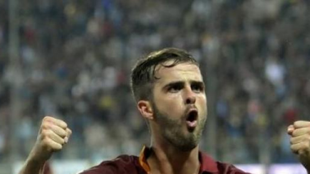 Pjanic esulta per il terzo goal dei giallorossi. 