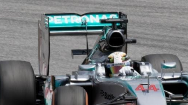 F1, Ferrari pressa Mercedes: Lauda sprona Rosberg.